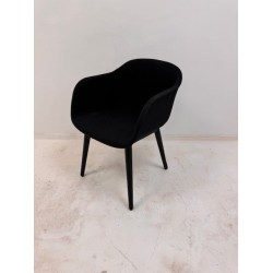 Muuto Fiber Armchair gestoffeerd en houten frame