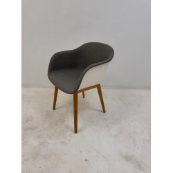 Muuto Fiber Armchair wit grijs eiken frame