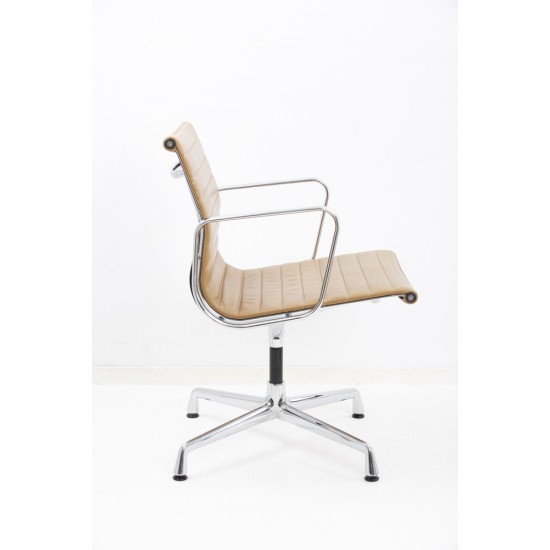 oneerlijk schotel Negende gebruikte Vitra Eames EA108 Cognac Leather Conference Chair - tweedehands  Swivel chairs